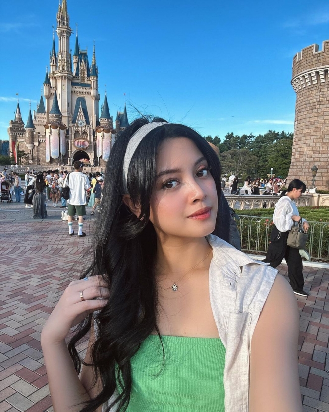 Gaya Yoriko Angeline saat Liburan ke Disneyland Jepang Bareng Fuji dan Azizah Salsha, Looknya Kayak Barbie Banget