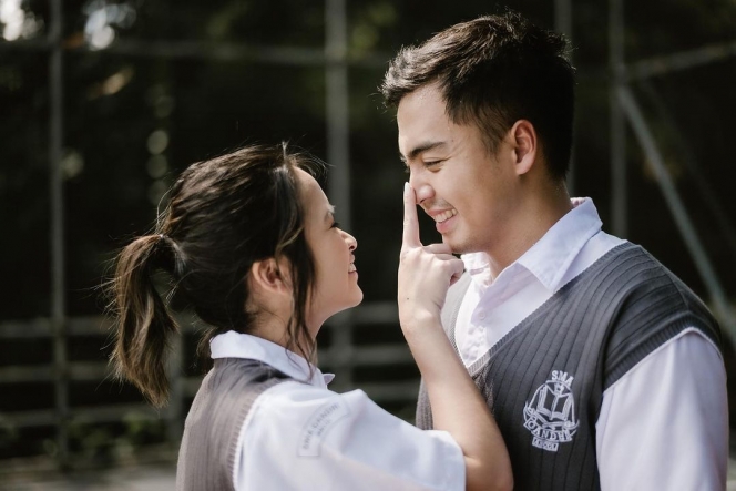 9 Potret Prewedding Gritte Agatha dan Arif Hidayat, Nostalgia Pakai Seragam SMA