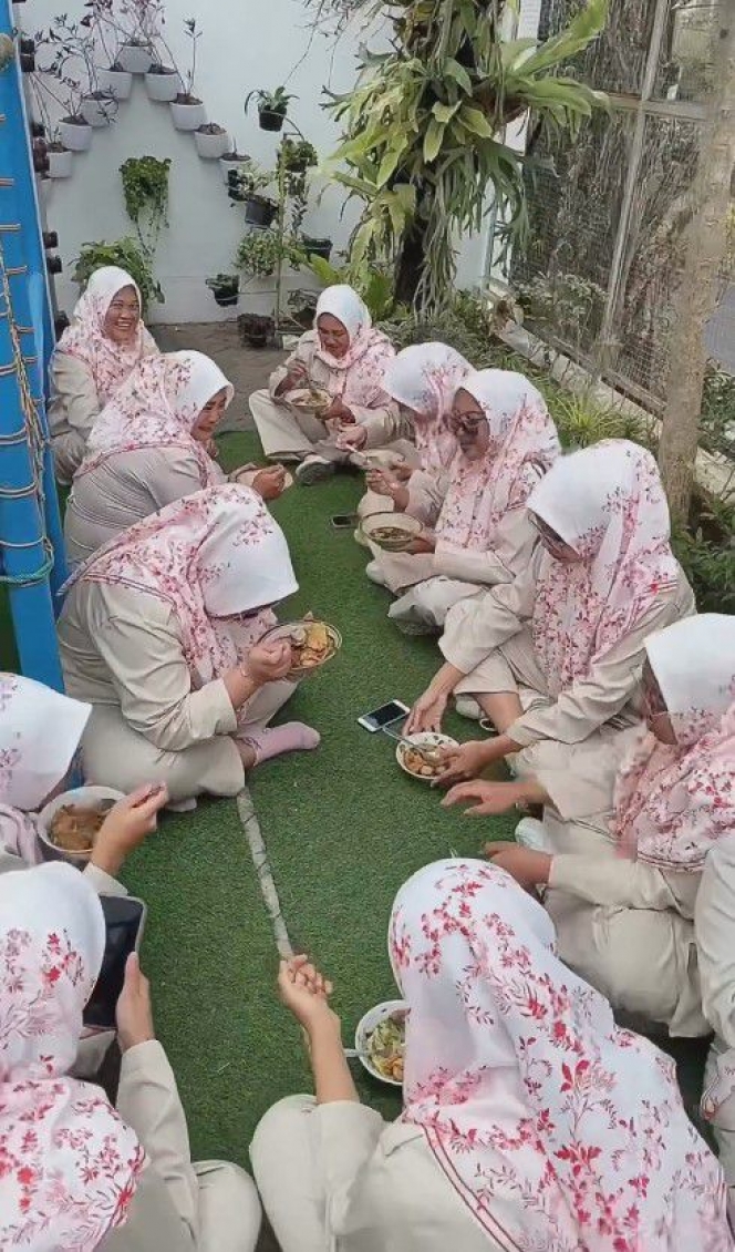 Potret Yuni Shara Beli Bakso Gerobak, Sederhana dan Merakyat Bareng Guru Paud di Malang
