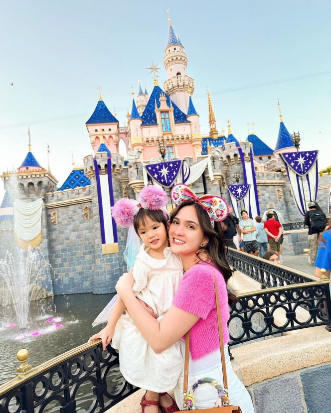 Potret Seru Liburan Shandy Aulia dan Putrinya Claire di Disneyland California, Pesona Ibu dan Anak Sama-Sama Gemesin Banget!