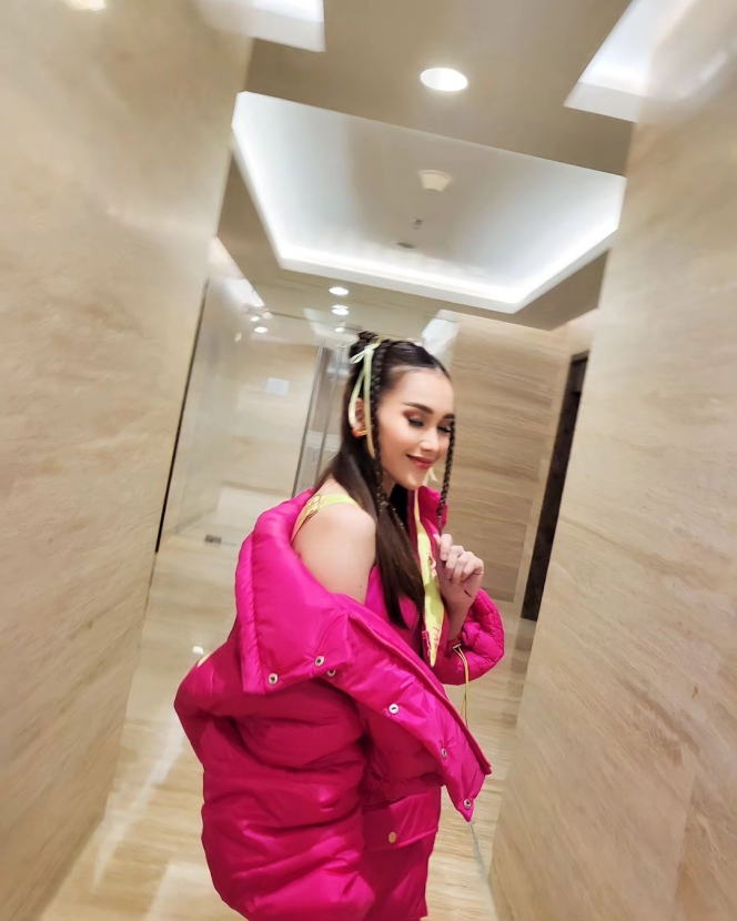 Potret Cantik Ayu Ting Ting Pakai Outfit Serba Pink Menyala, Gayanya Makin Bak Idol K-Pop
