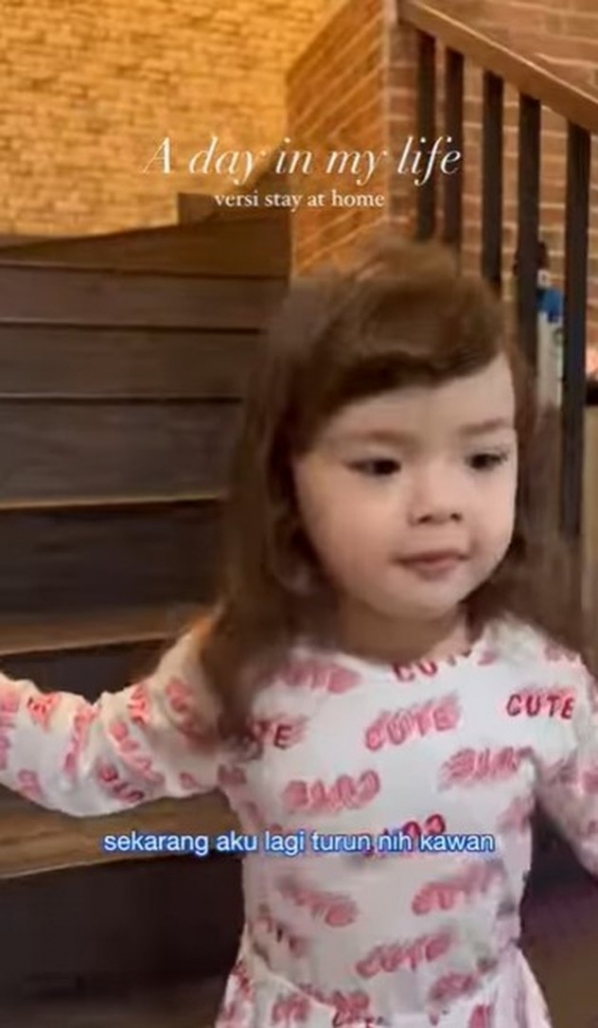 10 Potret Penampilan Terbaru Baby Chloe dengan Rambut Panjang, Gayanya Udah kayak Model CIlik Nih!