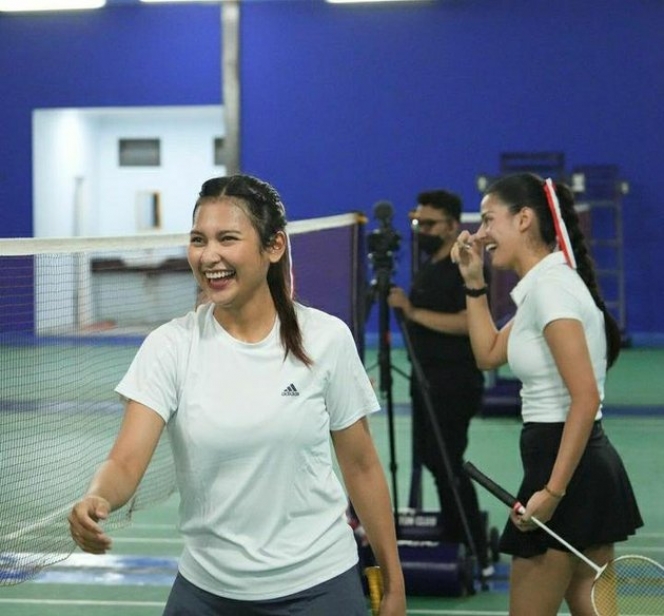 8 Potret Indah Permatasari dan Susan Sameh saat Main Badminton, Meski Penuh Keringat tapi Wajahnya Tetap Cantik!