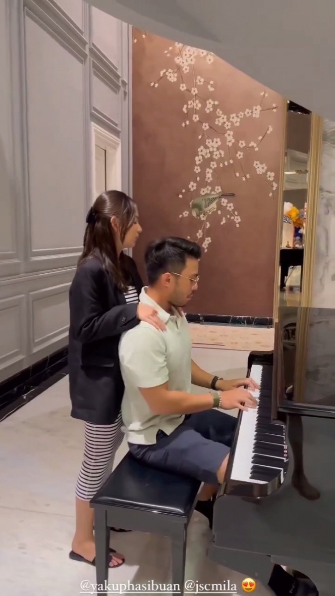 7 Potret Romantis Jessica Mila Nyanyi Sambil Diringi Piano Yakup Hasibuan, Mesranya Bikin Netizen Iri!