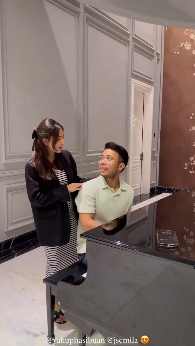 7 Potret Romantis Jessica Mila Nyanyi Sambil Diringi Piano Yakup Hasibuan, Mesranya Bikin Netizen Iri!