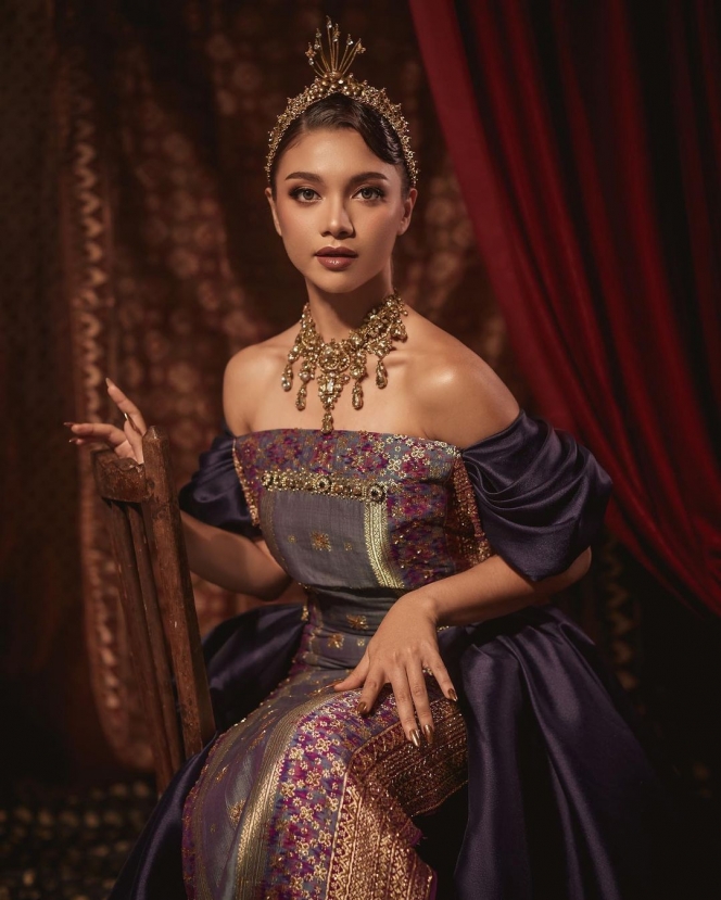 Intip Pemotretan Angela Gilsha bareng Hana Saraswati, Tampil Penuh Pesona dalam Balutan Songket dan Ulos dari Sumatera