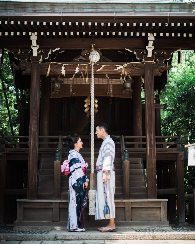 Kenang Masa Honeymoon, Putri Titian Posting Foto Bersama Suami Saat Berlibur ke Jepang! 