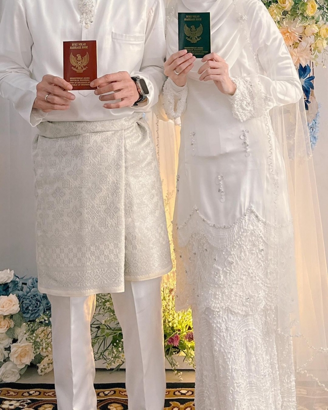 Sah, Berikut Potret Larissa Chou dan Ikram Rosadi saat Akad Nikah - Kenakan Baju Serba Putih!