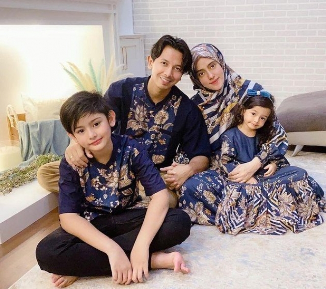 Bisa Jadi Inspirasi, Ini Potret Keluarga Fairuz A Rafiq yang Selalu Kompak Tampil dengan Outfit Seragam!