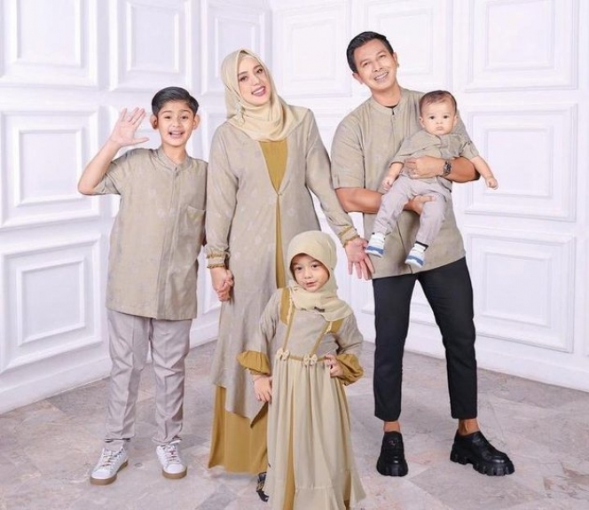 Bisa Jadi Inspirasi, Ini Potret Keluarga Fairuz A Rafiq yang Selalu Kompak Tampil dengan Outfit Seragam!
