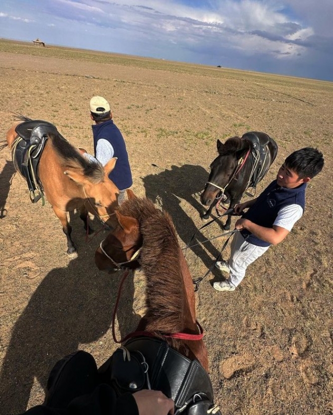 Harga Sewa Kamar Bisa Buat Beli Vespa Matic, Ini Potret Nikita Willy dan Indra Priawan saat Liburan ke Mongolia