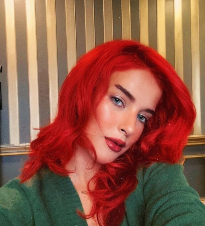 8 Potret Tasya Farasya dengan Rambut Pendek Warna Merah Menyala, Cantiknya Unreal Banget!