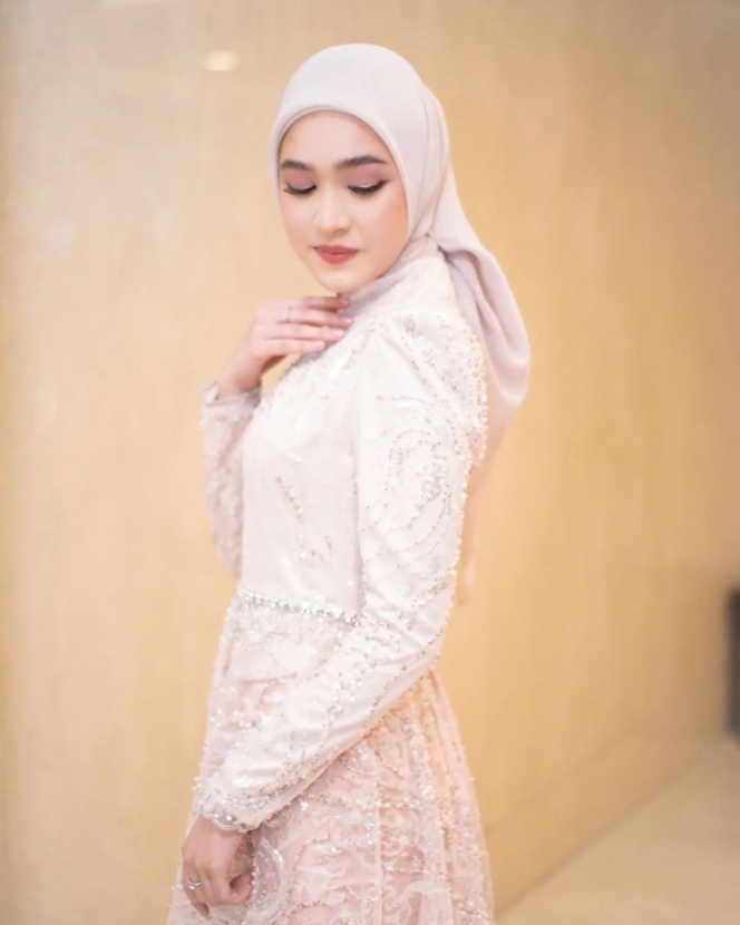 10 Potret Cantik Cut Syifa di Pernikahan Kakaknya, Pesonanya Saingi Sang Pengantin Nih!