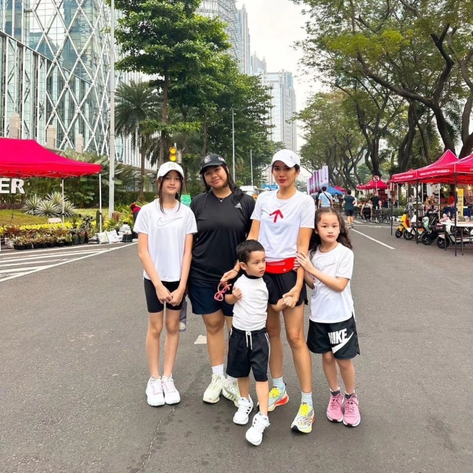 Potret Ussy Sulistiawaty dan Anak-anaknya Kompak Lari Pagi Bersama, Kenakan Outfit Hitam Putih! 