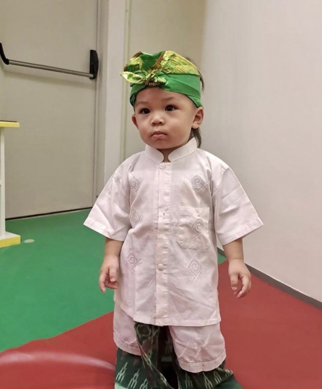 10 Potret Gemas Baby Issa Pakai Baju Adat Bali, Gantengnya Udah Kayak Royal Prince!