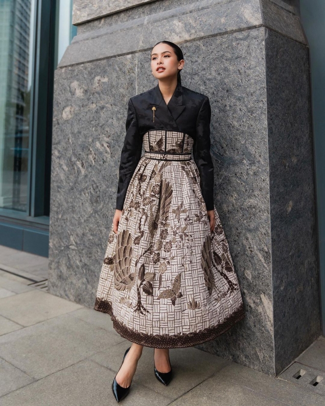 Styling Hanbok dengan Batik, Ini Potret Inspiratif Maudy Ayunda di ASEAN Business Award yang Fashionable Abis