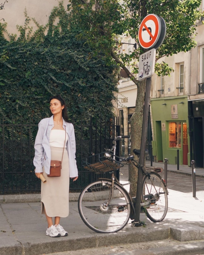 Potret Terbaru Amanda Rawless Jalan-Jalan di Paris hingga Pamer Foto dengan Sentuhan Vintage! 