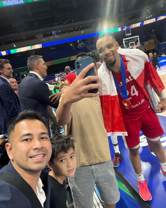 Tanpa Nagita Slavina, Berikut Potret Kompak Raffi Ahmad dan Rafathar Nonton Piala Dunia Bola Basket di Filipina!