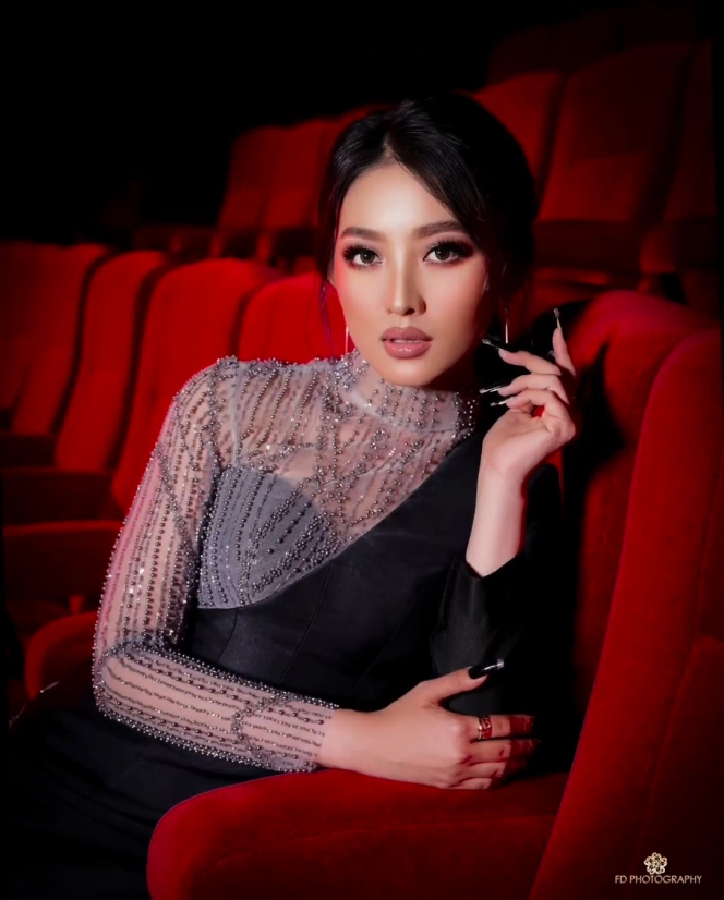 Sat Set! Natasha Wilona Jalani Pemotretan Singkat di Bioskop, Kaki Jenjangnya Curi Perhatian
