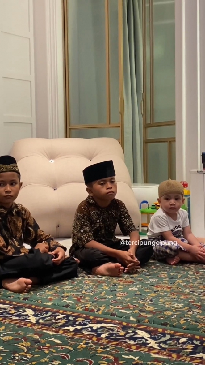 10 Potret Gemas Rayyanza Ikut Pengajian, Calon Remaja Masjid nih!