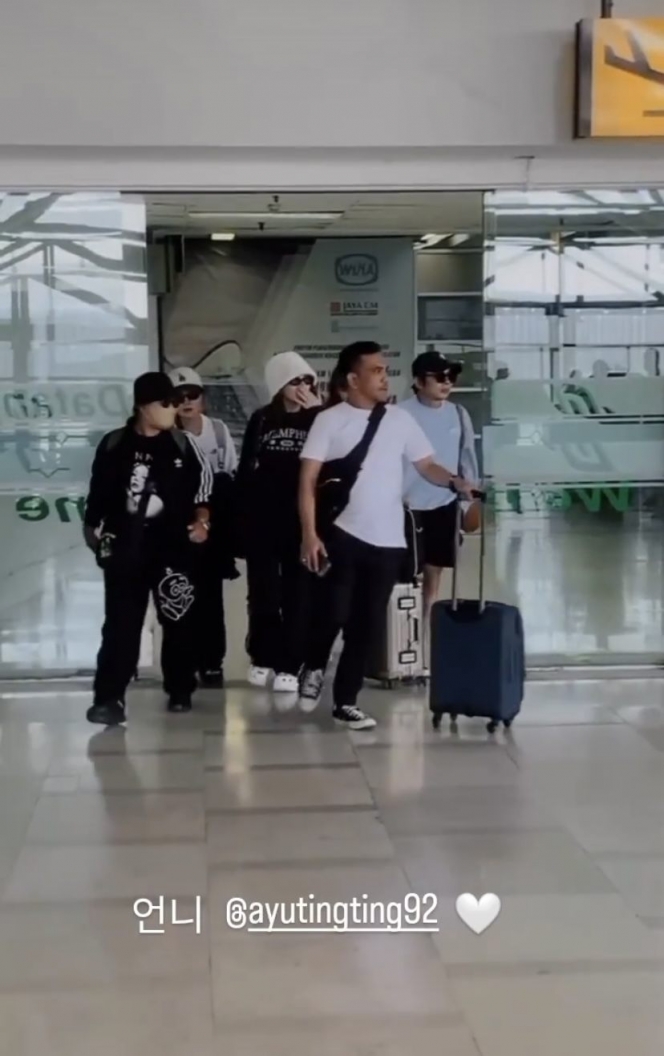 Deretan Gaya Swag Ayu Ting Ting di Bandara, Sempat Dikira Idol Korea