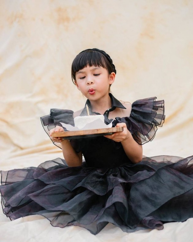 Tampil Cantik dengan Gaun Gelap, Ini Potret Perayaan Ulang Tahun Nastusah Anak Chelsea Olivia