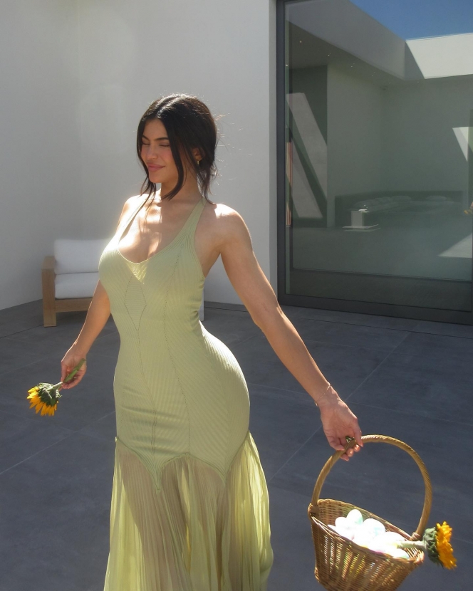 Biasa Tampil Berani, Ini 7 Potret Kylie Jenner dengan Berbagai Macam Dress