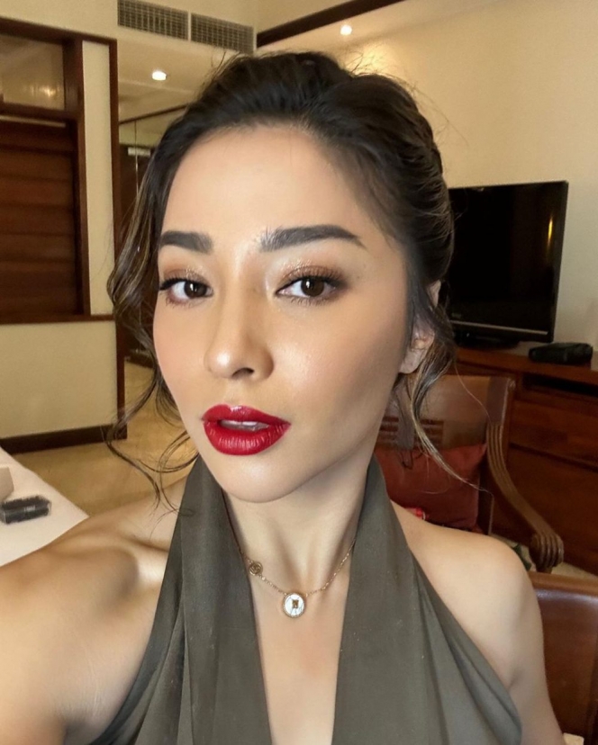 Tampil Cantik dengan Makeup Bold dan Gaun Anggun, Ini Potret Nikita Willy saat Kondangan di Bali