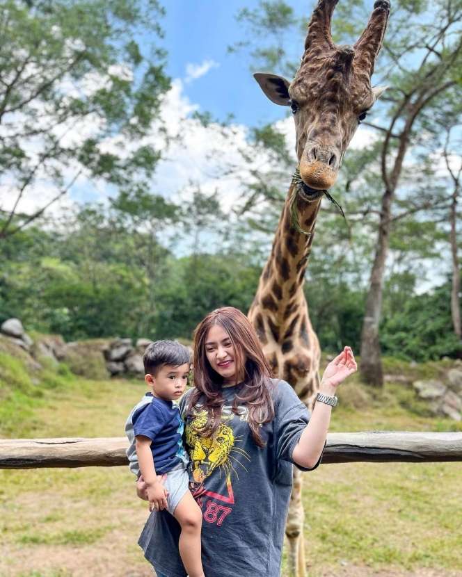 Potret Nathalie Holscher Ajak Adzam ke Taman Safari, Ekspresi Gemas dan Wajah Gantengnya Jadi Perbincangan