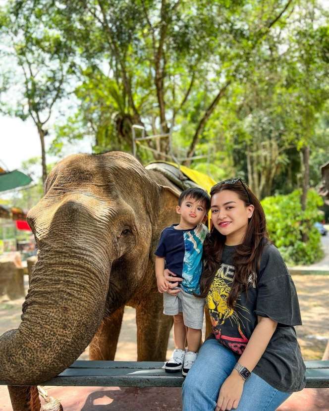 Potret Nathalie Holscher Ajak Adzam ke Taman Safari, Ekspresi Gemas dan Wajah Gantengnya Jadi Perbincangan