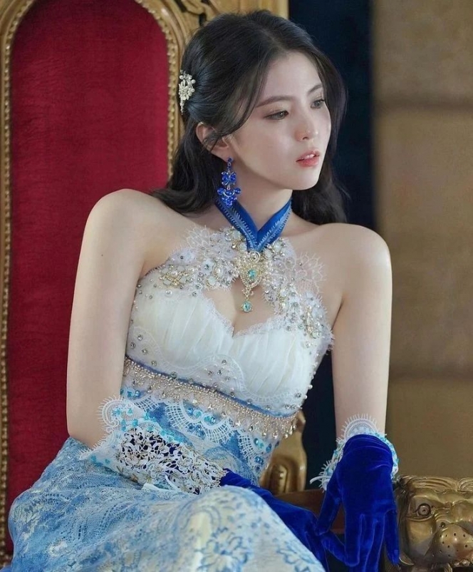Potret Han So Hee dengan Vibes Princess yang Terpancar Kuat, Tatapan Matanya Bikin Kaum Adam Auto Bertekuk Lutut!