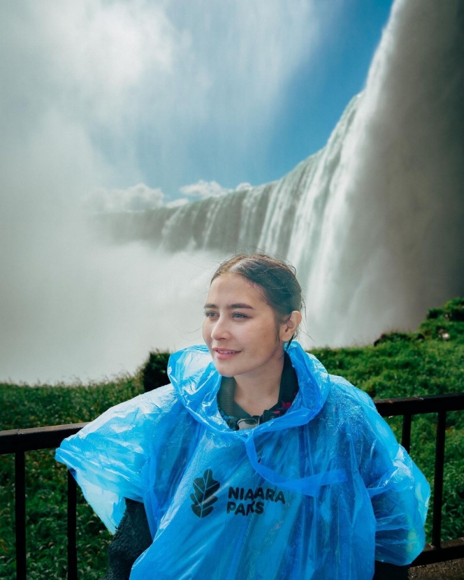 Deretan Potret Prilly Latuconsina Main ke Niagara Falls, Seru Basah-basahan sambil Makan Es Krim