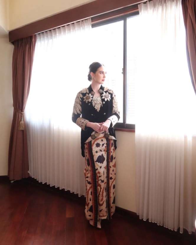 Tampil Elegan, Ini Potret Arumi Bachsin Pakai Batik dan Kebaya Pamekasan yang Tuai Pujian