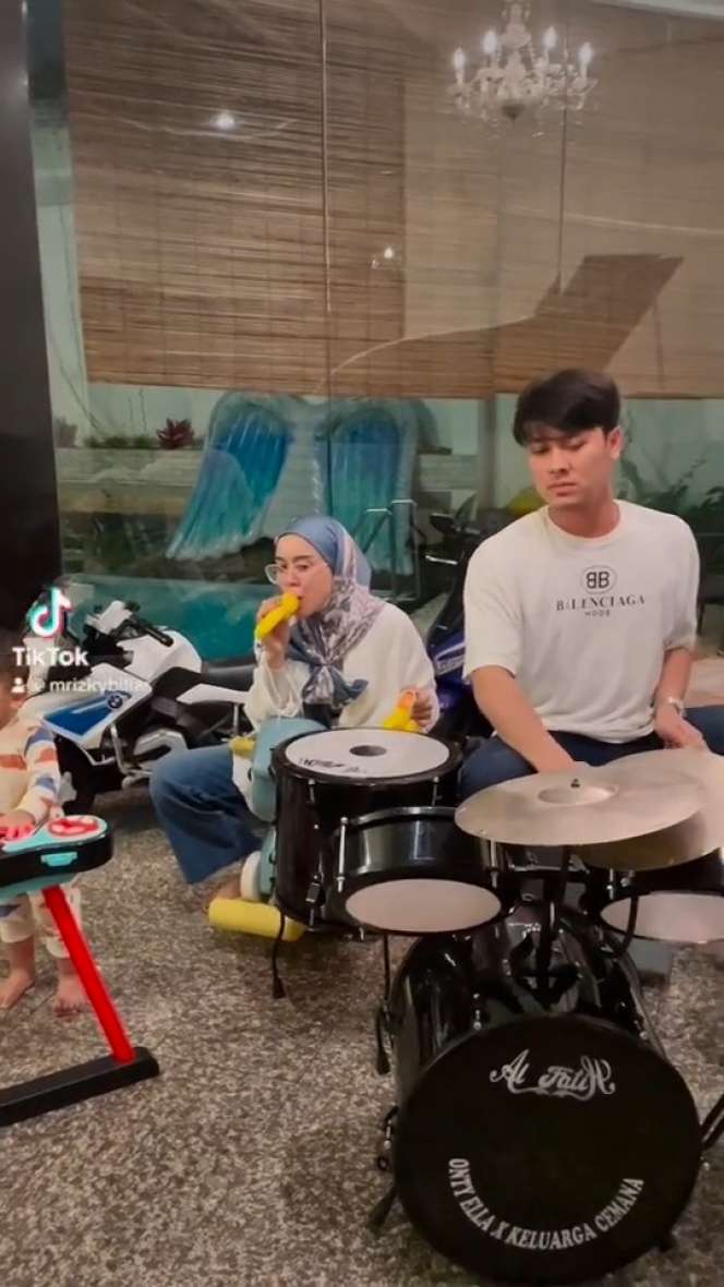 Deretan Potret Kompak Keluarga Rizky Billar Bikin Band, Baby L Jago Main Keyboard!