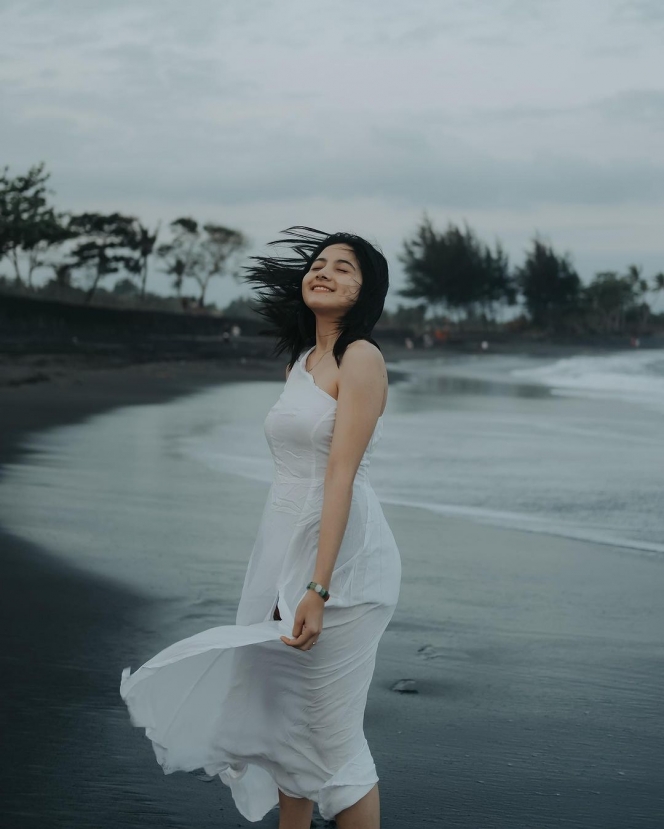 Gaya Bulann Sutena Pelesiran di Pantai Bali, Paras Cantik dan Wajah Manisnya Bikin Salah Fokus!