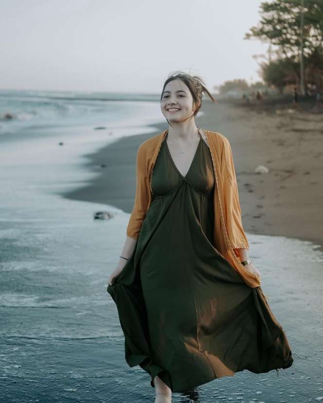 Gaya Bulann Sutena Pelesiran di Pantai Bali, Paras Cantik dan Wajah Manisnya Bikin Salah Fokus!