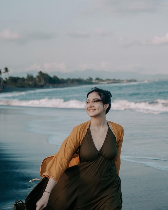 Gaya Bulann Sutena Pelesiran di Pantai Bali, Paras Cantik dan Wajah Manisnya Bikin Salah Fokus!