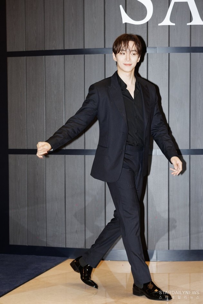7 Pesona Ganteng Junho 2PM di Event Pop-up Dior, Aura CEO-nya Makin Terpancar