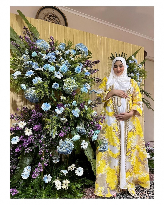 Deretan Potret Tania Nadira saat Pengajian 4 Bulan Kehamilannya - Tampil Cantik dengan Abaya Kuning!