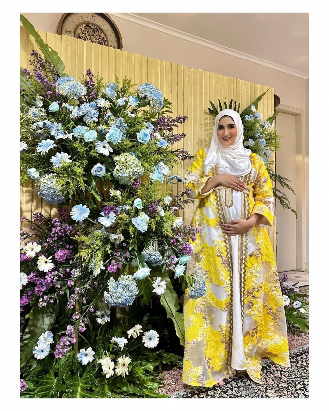 Deretan Potret Tania Nadira saat Pengajian 4 Bulan Kehamilannya - Tampil Cantik dengan Abaya Kuning!