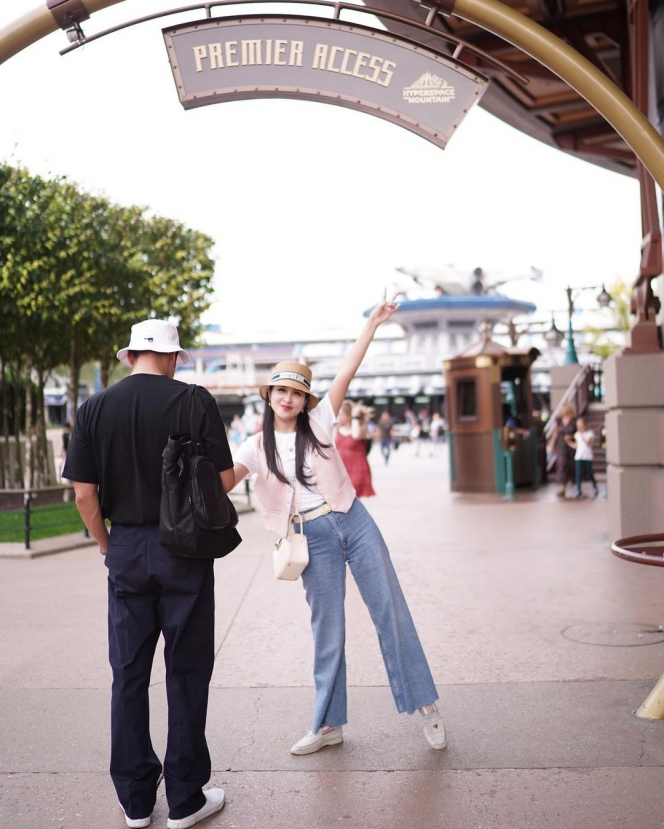 Kenang Momen Pernikahan, Ini Potret Manis Sandra Dewi dan Harvey Moeis Liburan Berdua ke Disneyland 