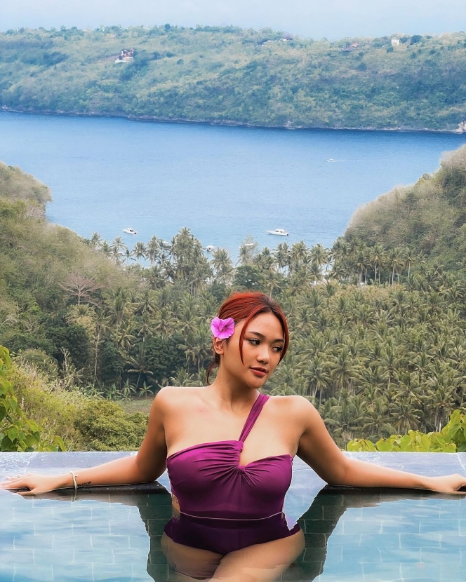 7 Potret Marion Jola Nikmati Liburan di Bali, Tampil Cantik dan Eksotis dengan Bunga di atas Telinga
