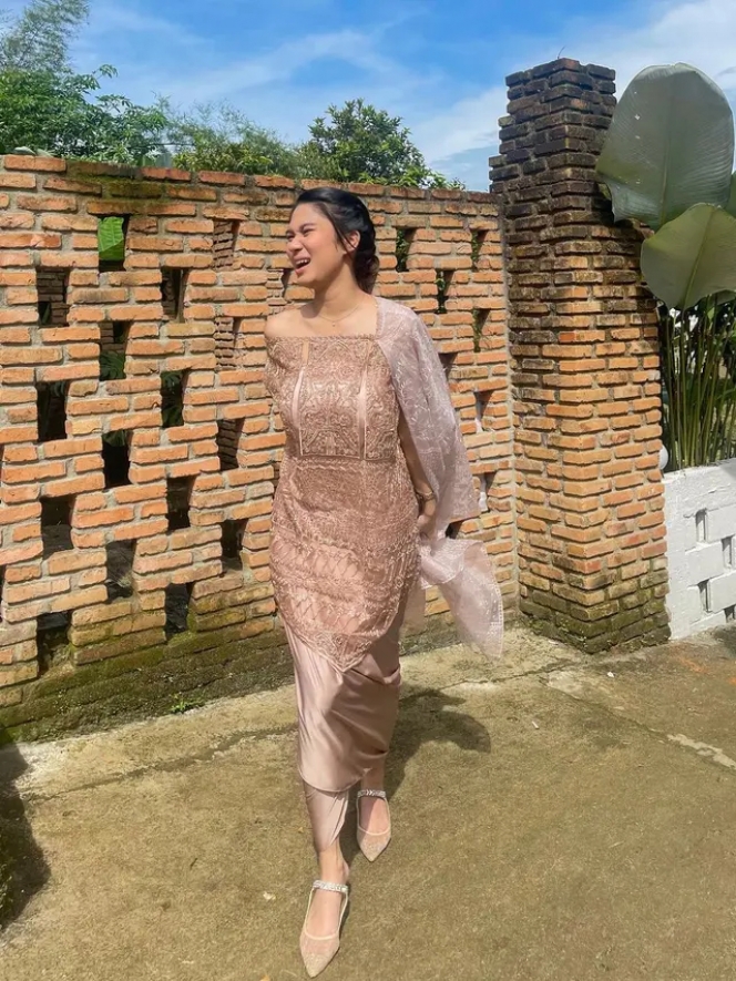 9 Potret OOTD Azizah Salsha Dalam Balutan Batik dan Kebaya, Auranya Paripurna nan Menawan!