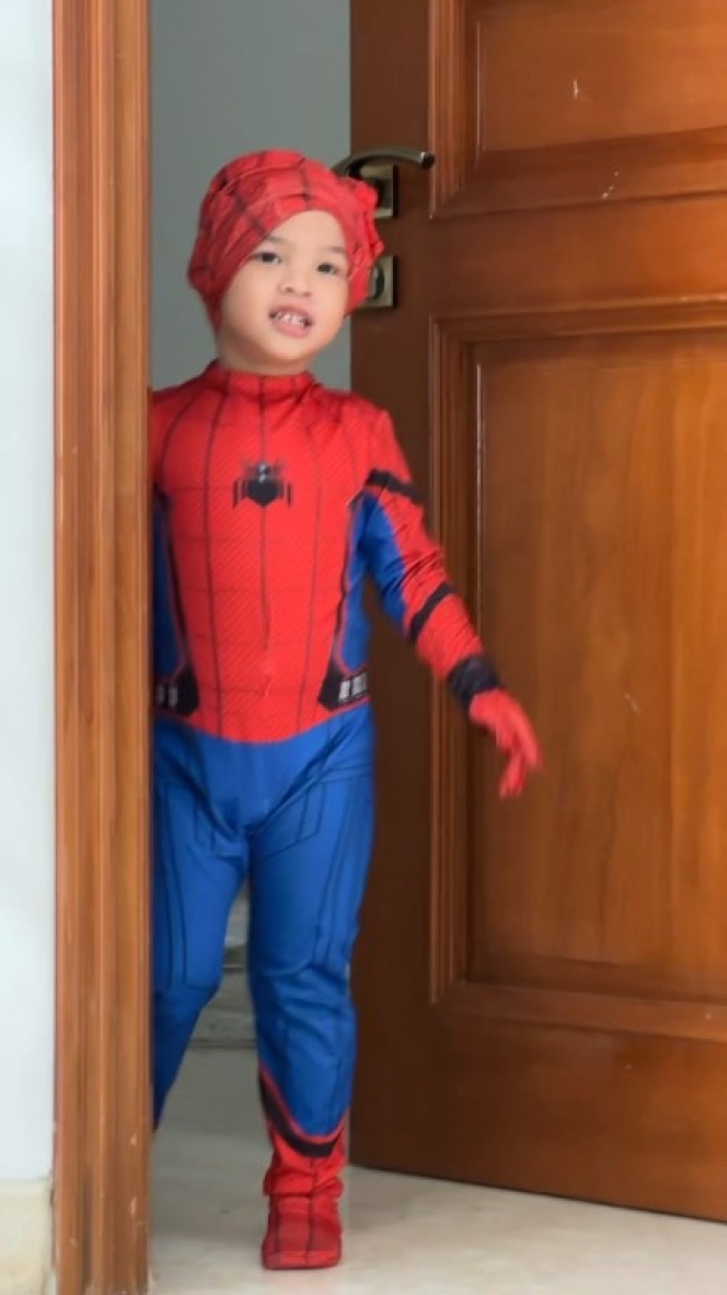 Pakai TopengnyaKayak Kerudung karena Gak Full Wajah, Ini Potret Gemas Gala Sky saat Cosplay Jadi Spiderman