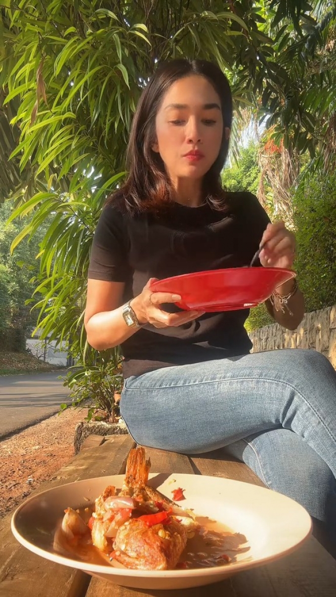 Deretan Momen Ussy Sulistiawaty Makan di Pinggir Jalan, Netizen Salfok sama Porsi Makanannya