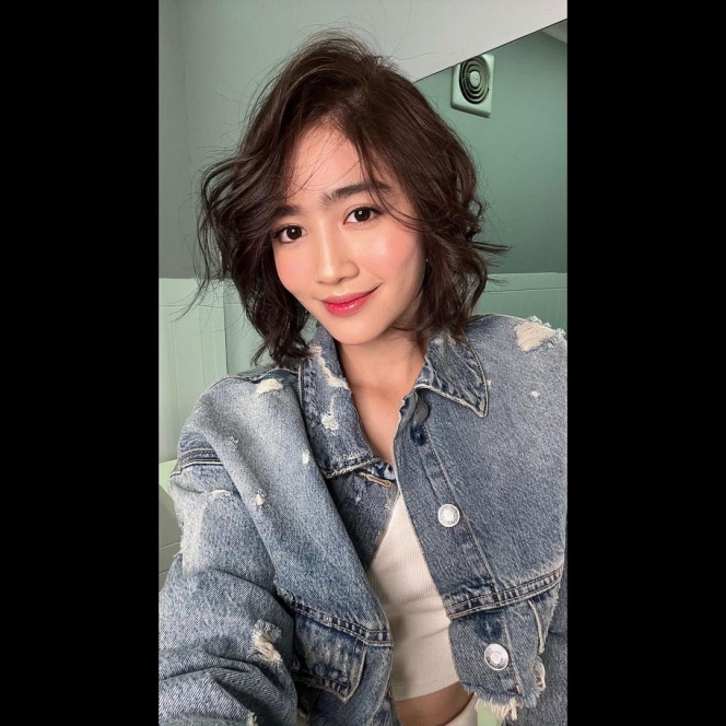 6 Potret Febby Rastanty Pamer Rambut Baru, Tampak Fresh dengan Gaya Curly