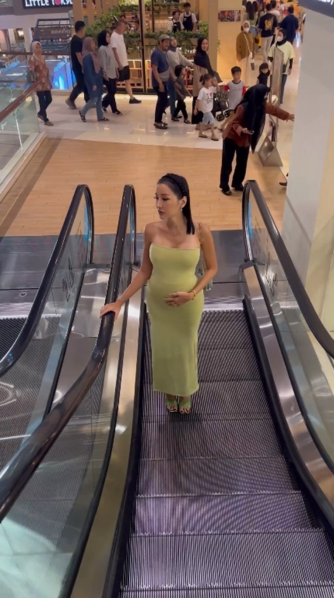 Ngaku Sudah Hamil 3 Bulan, Ini Deretan Potret Lucinta Luna Pamer Baby Bump di Mall