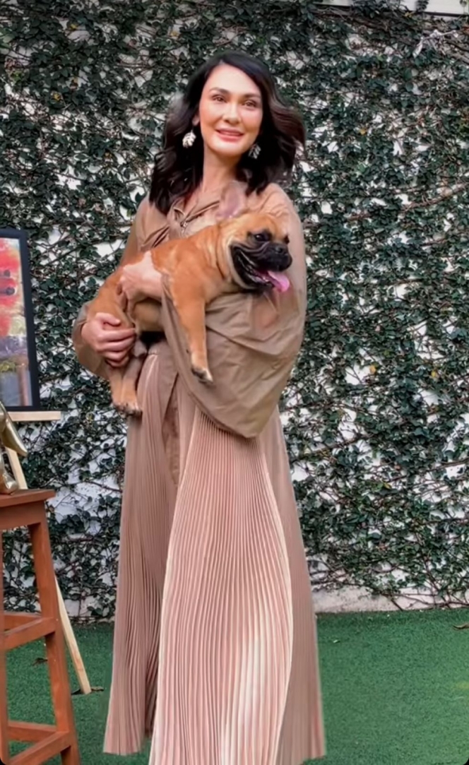 BTS Pemotretan Terbaru Luna Maya, Curi Perhatian Photoshoot Bareng Anjing