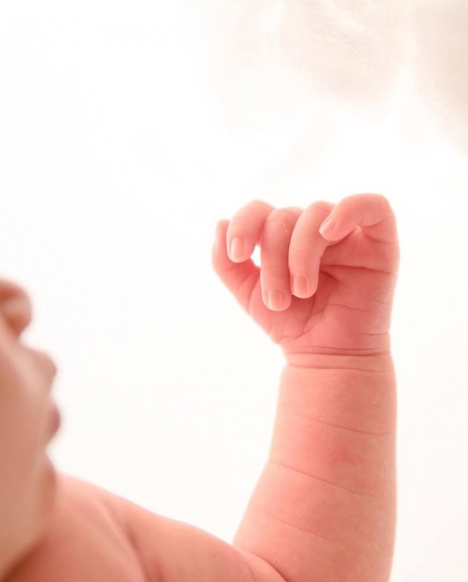 Potret Newborn Photoshoot Terbaru Baby Sophia Putri Jess No Limit dan Sisca Kiohl, Lucu Banget Bikin Gemas!