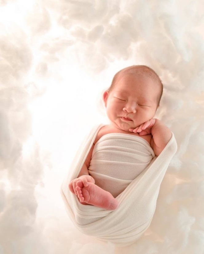 Potret Newborn Photoshoot Terbaru Baby Sophia Putri Jess No Limit dan Sisca Kiohl, Lucu Banget Bikin Gemas!